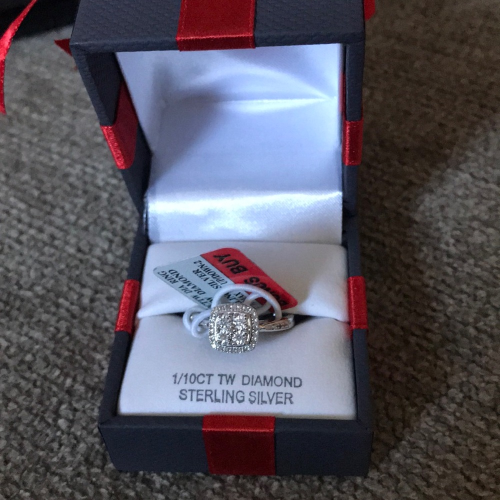 Diamond ring never been worn